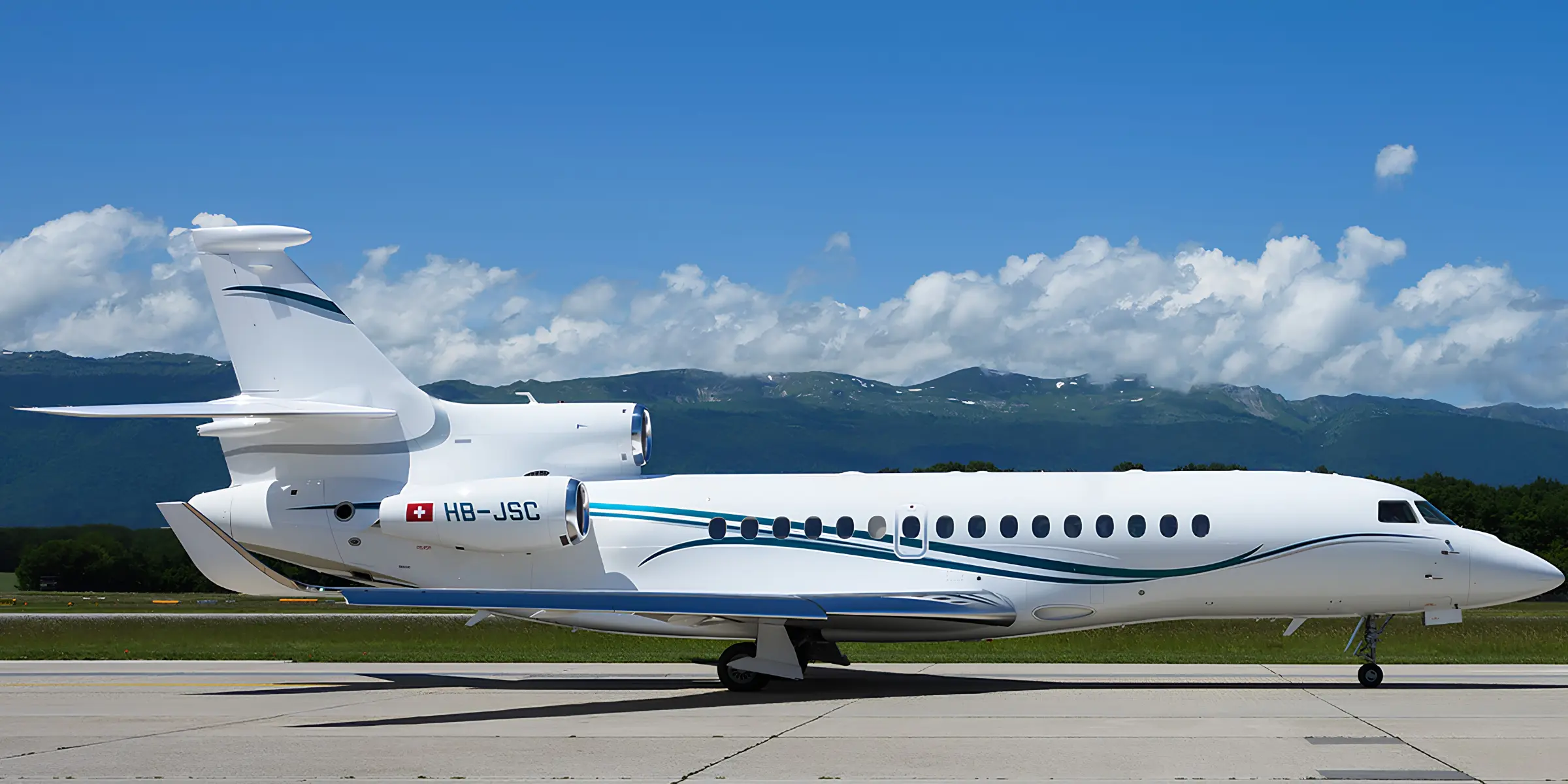 Aviation d'affaires en Suisse : Falcon 8X face aux Alpes, aéroport de Genève