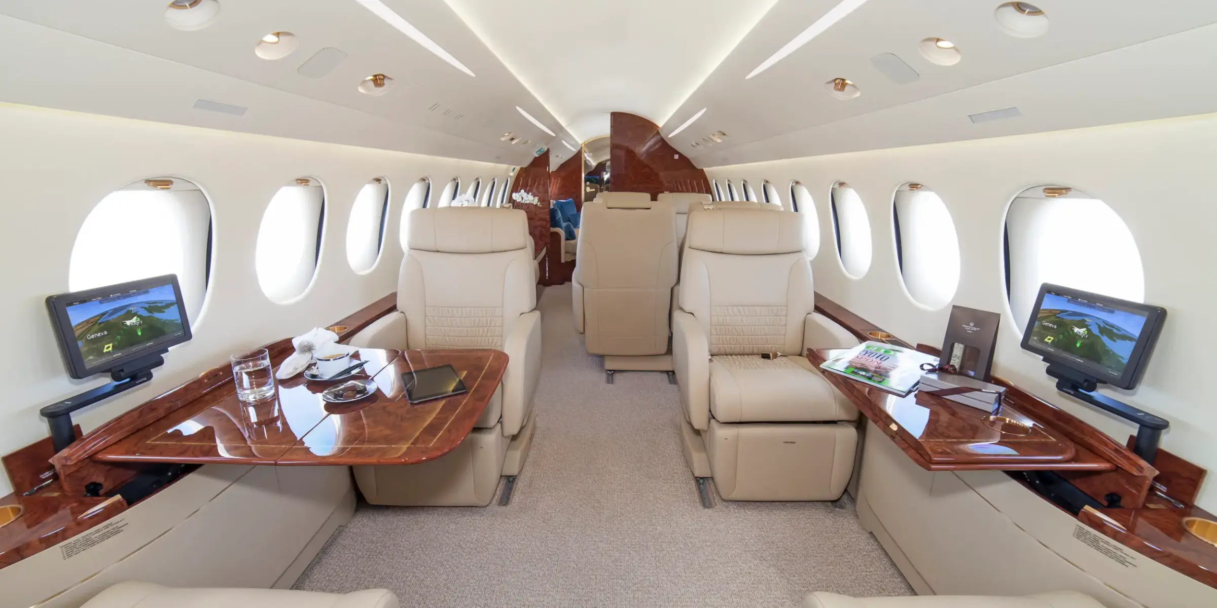 Cabine d'un Dassault Falcon aménagée pour un vol à la demande